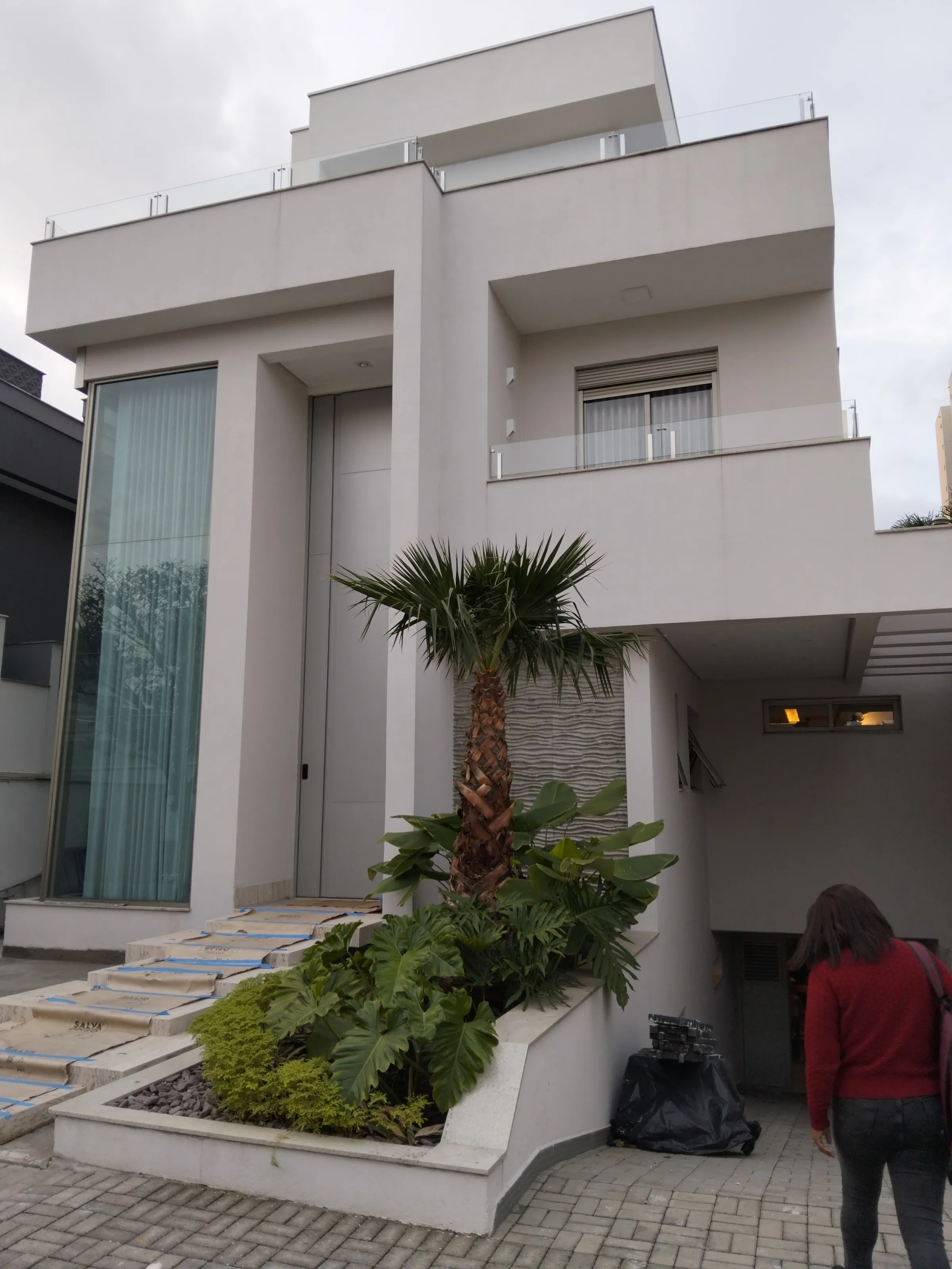 Profissional realizando pintura e restauração de fachada de prédio